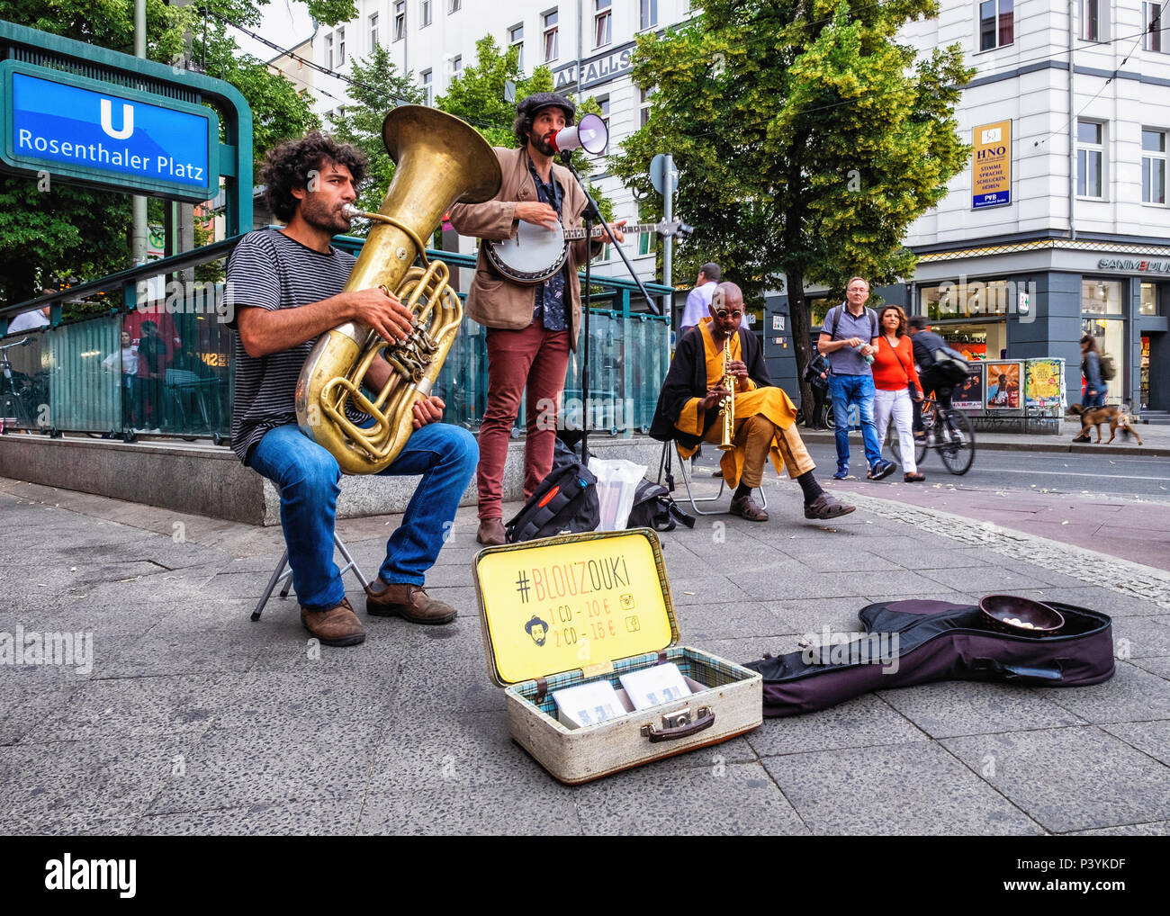 Trois musiciens de jouer des instruments de musique et d'effectuer pour les passants sur une chaude soirée d'été, la station de métro Rosenthaler Platz, Mitte, Berlin Banque D'Images