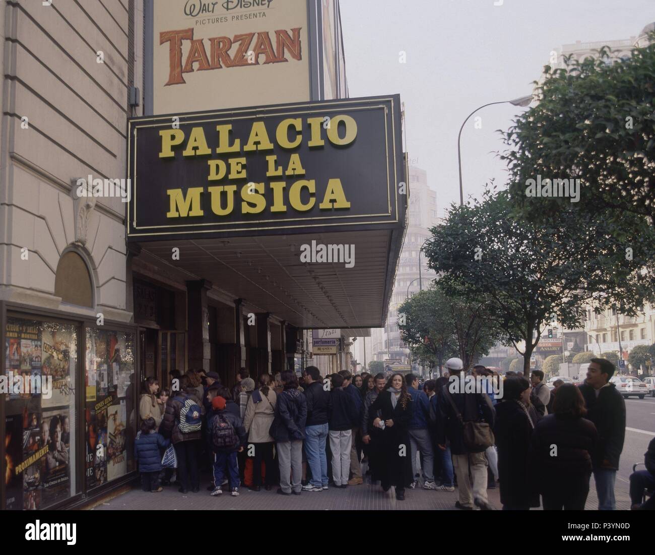 FILA DE GENTE ESPERANDO EN LA MULTVISION DEL CINE PALACIO DE LA MUSICA SITUADO EN LA CALLE GRAN VIA NUMERO 35. Emplacement : PALACIO DE LA MUSICA, l'Espagne. Banque D'Images