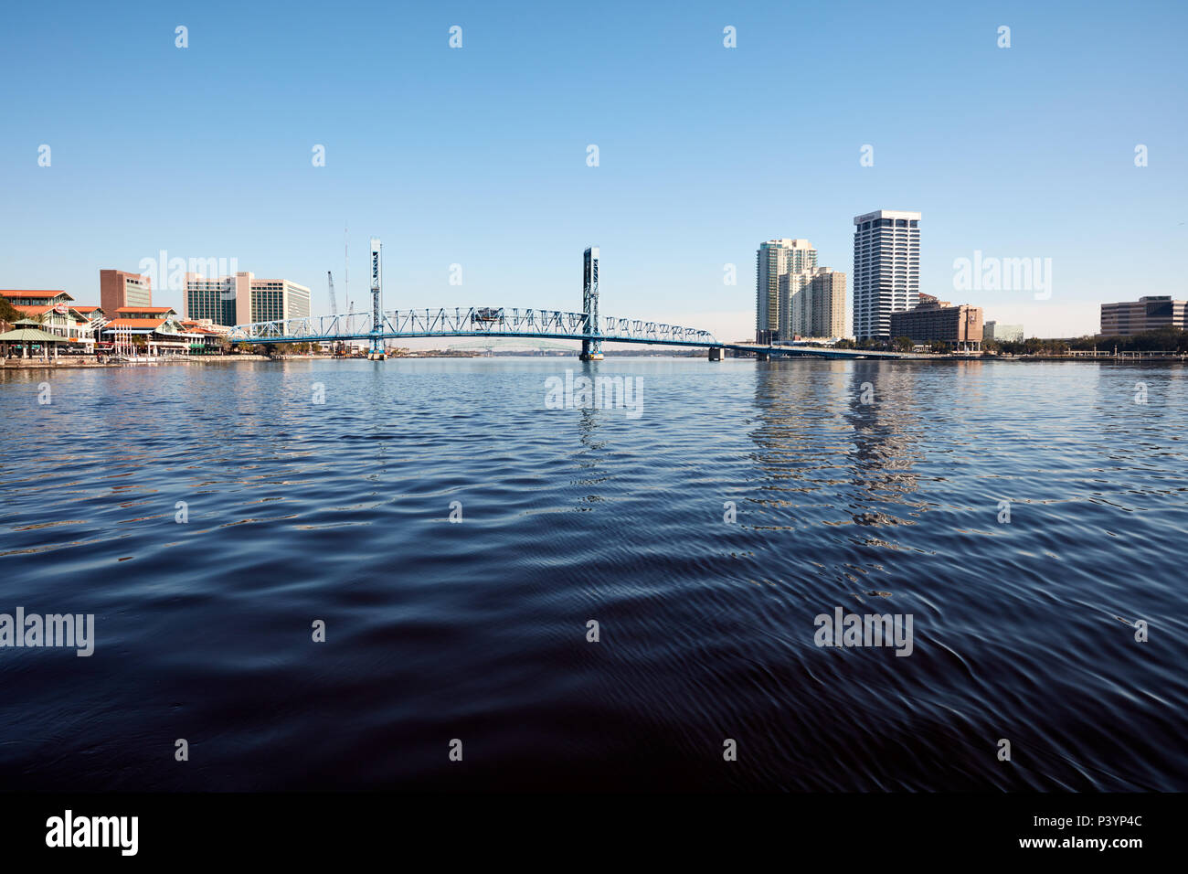 La rue principale du centre-ville de Jacksonville et pont sur la rivière St. Banque D'Images