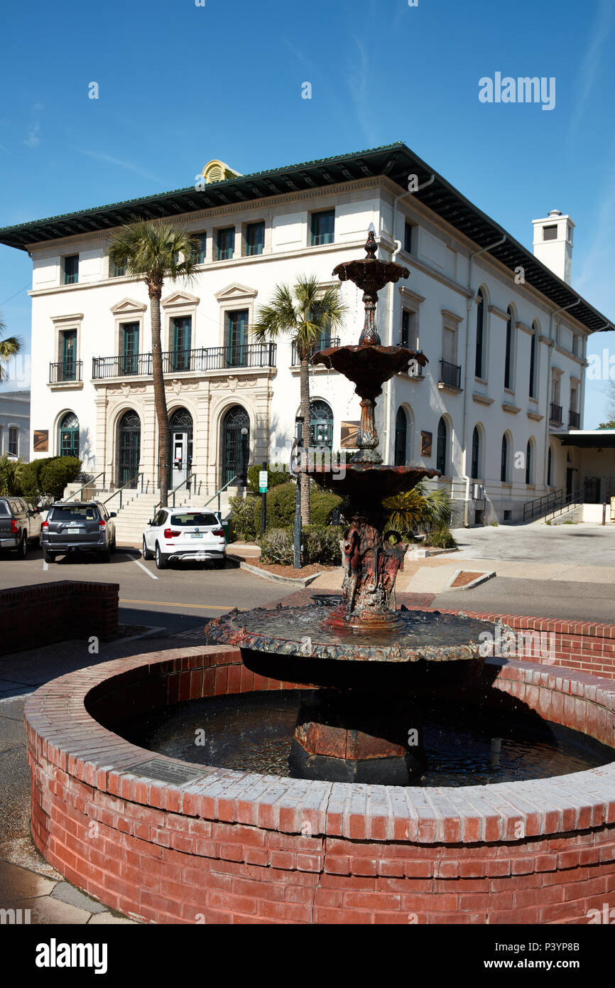 Fontaine avec l'historique de Fernandina Beach Bureau de poste dans l'arrière-plan Banque D'Images