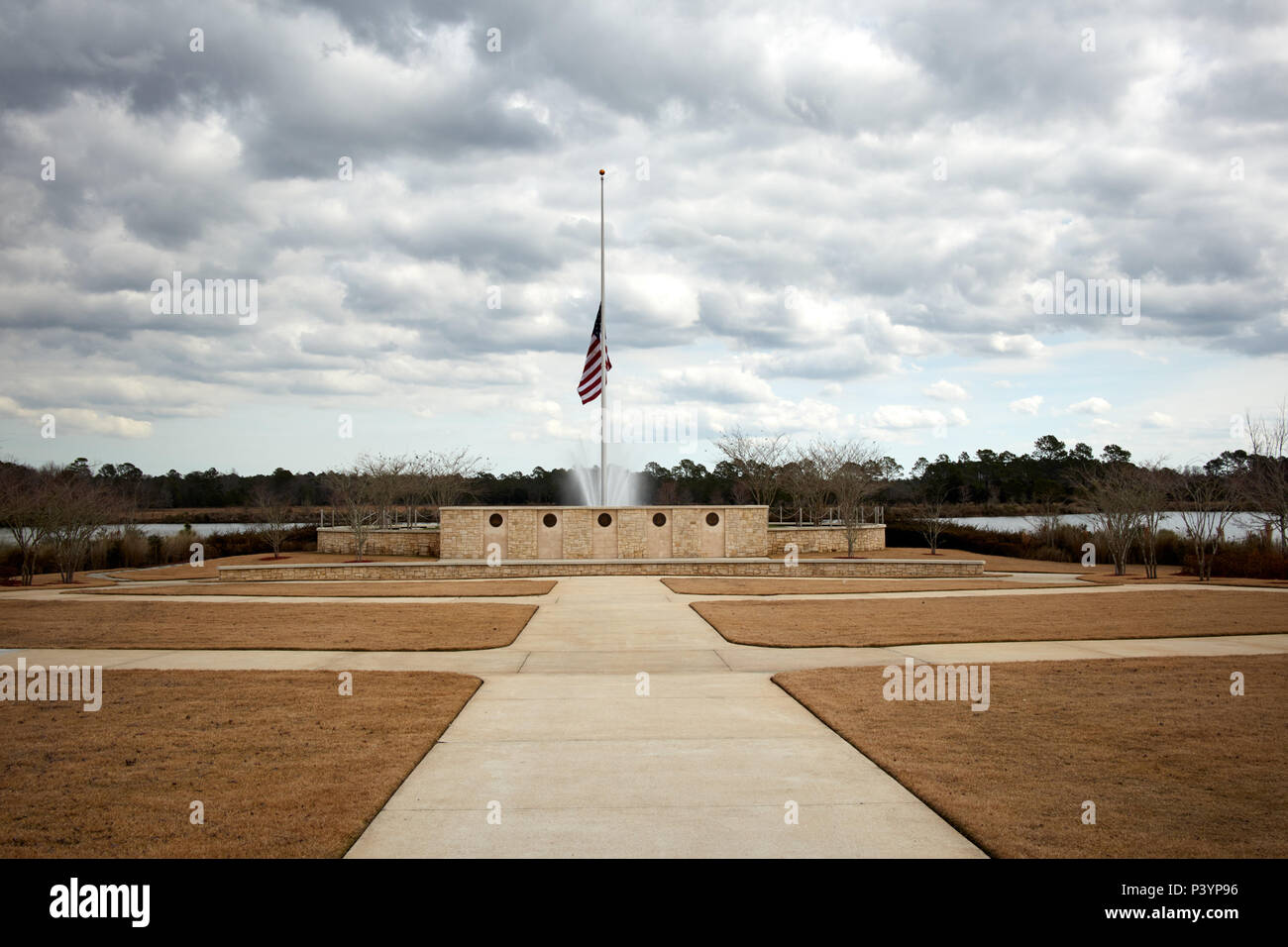 D'un drapeau qui flotte en personnel à Jacksonville, Floride, le Cimetière National d'United States Banque D'Images