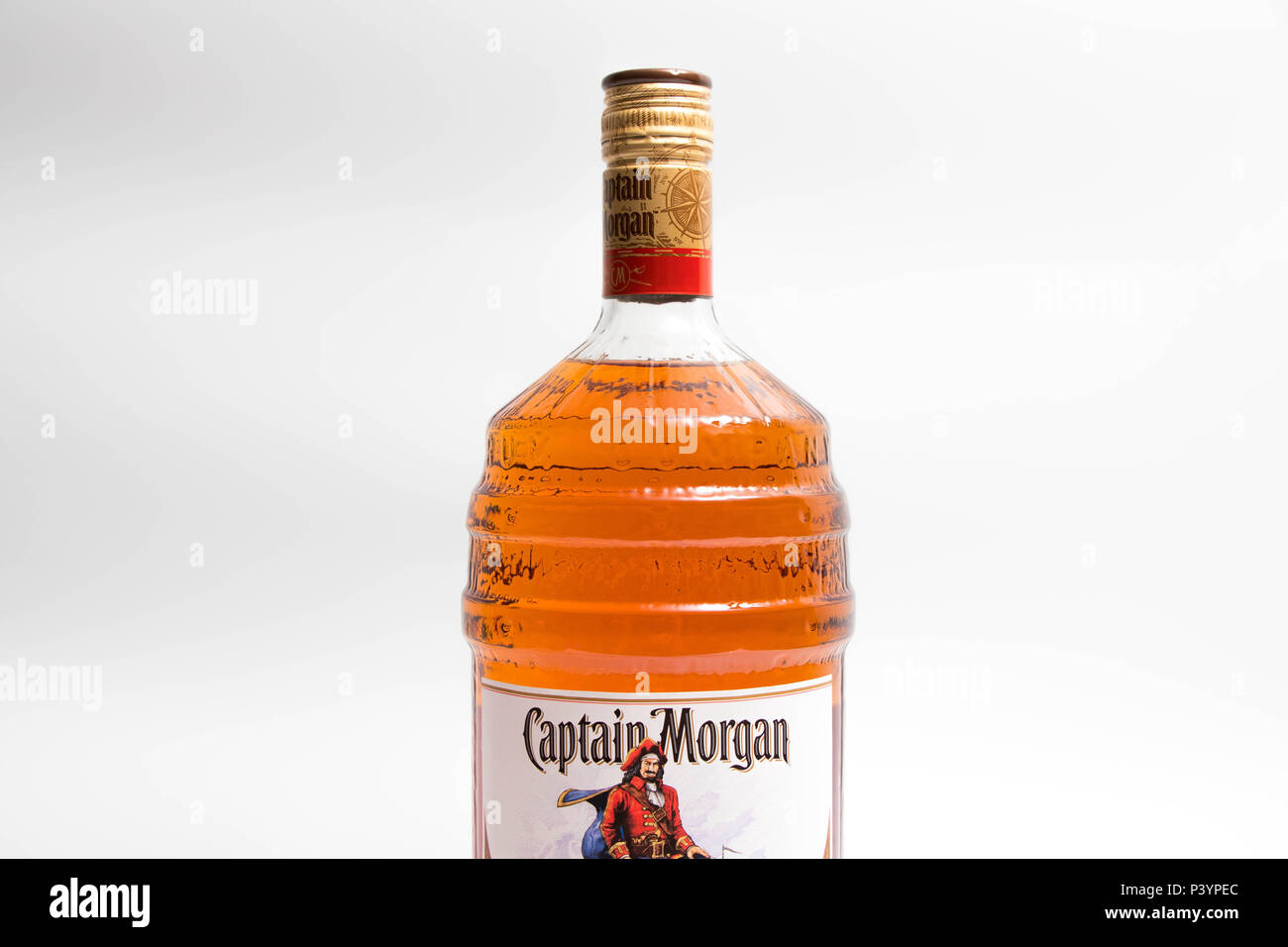 Nouveau Baril Magnum bouteille de rhum Captain Morgan Spiced isolated on  white Photo Stock - Alamy