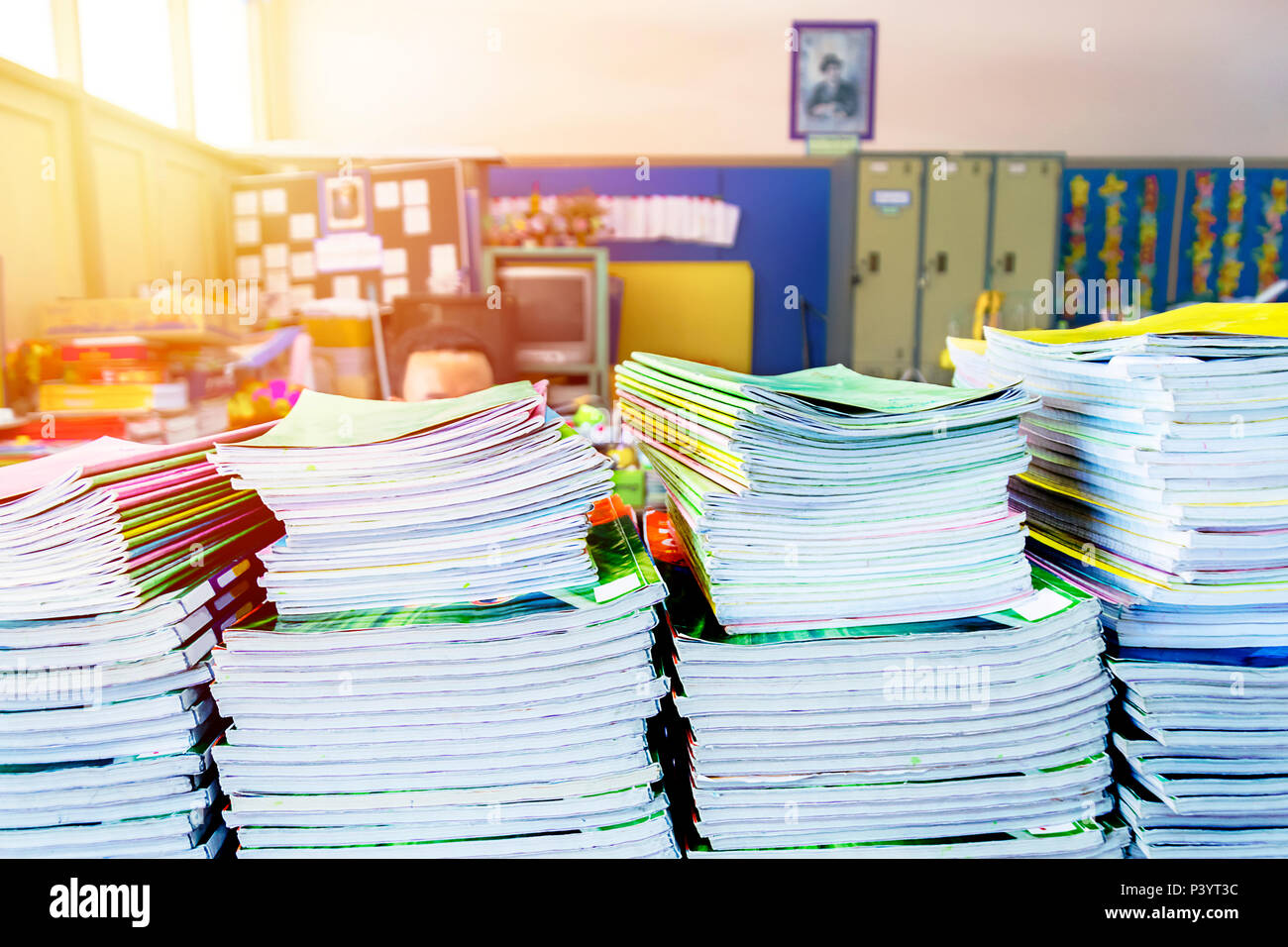 Les enseignants travaillent fort pour les étudiants. De nombreux exercices de l'élève sont nécessaires pour compléter les examens, En attente d'être réglés Banque D'Images