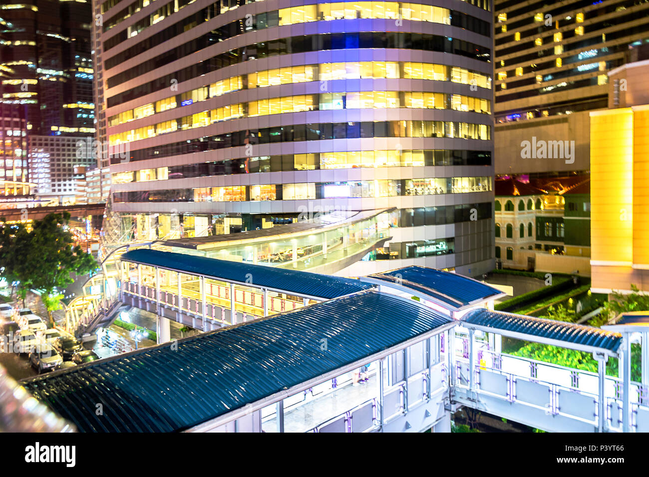 Le pont entre les blocs est un moyen de rationaliser les communications,nuit à Bangkok est toujours en cours sur la construction de la lumière,belle cour La construction Banque D'Images
