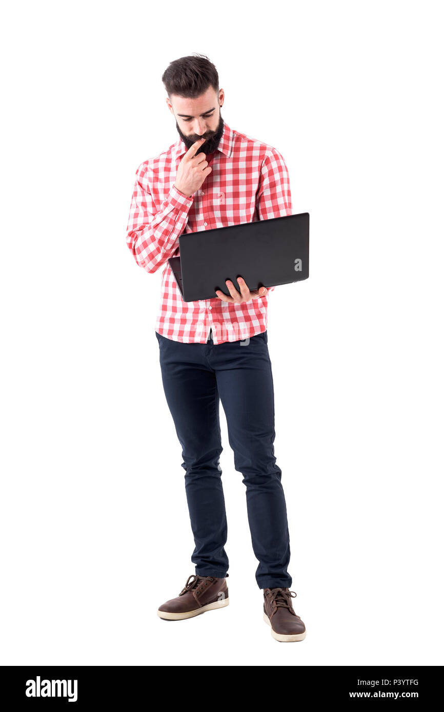 Jeune homme d'affaires et de travail sur l'employé détenant un ordinateur portable. Longueur totale isolé sur fond blanc. Banque D'Images