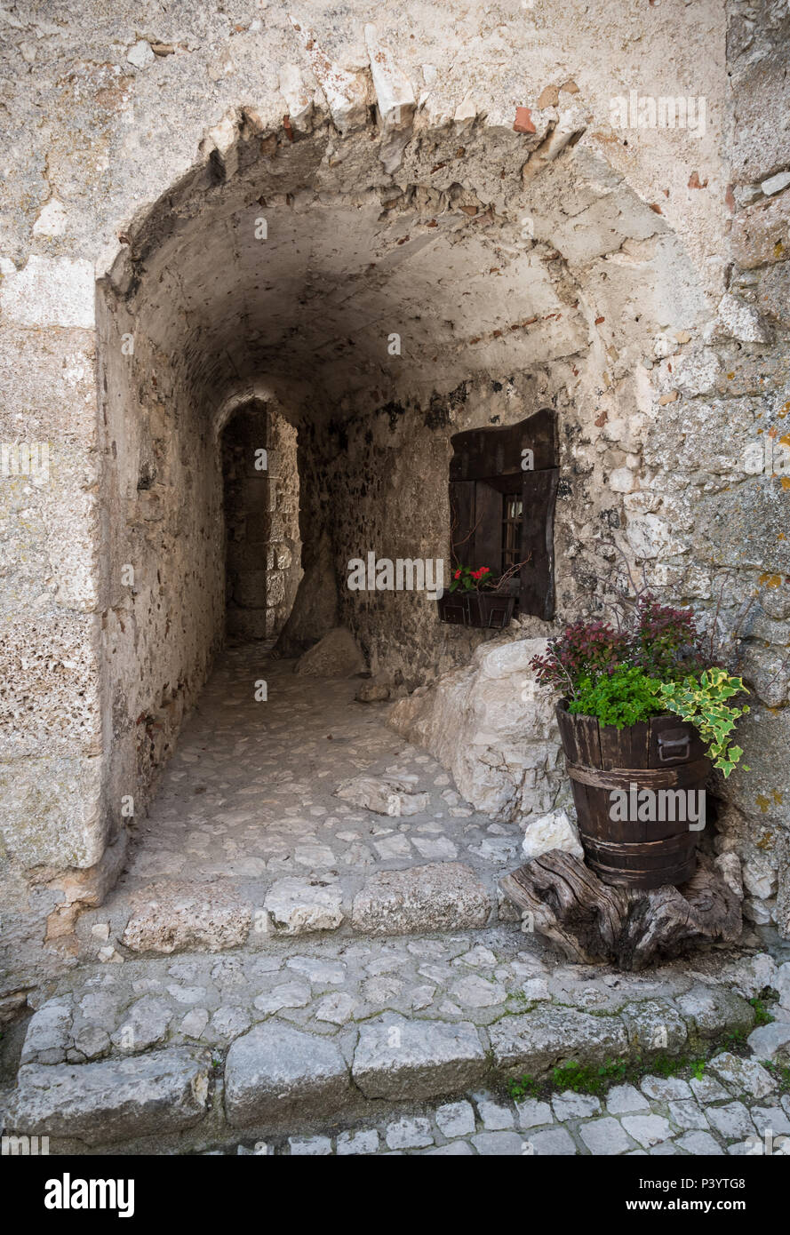 Santo Stefano di Sessanio (Italie) - Le petit et charmant village médiéval en pierre, dans le Parc National du Gran Sasso, région des Abruzzes, à 1250 mètres Banque D'Images