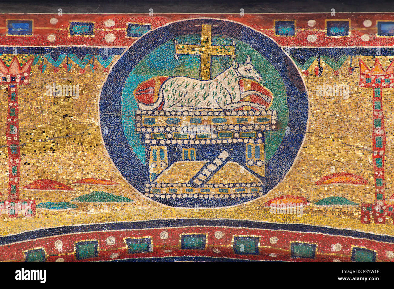 L'Agnus Dei (Agneau de Dieu) sur un trône bejeweled - Détail de l'arc de l'abside mosaïque (9e siècle) - Basilique Santa Prassede - Rome Banque D'Images