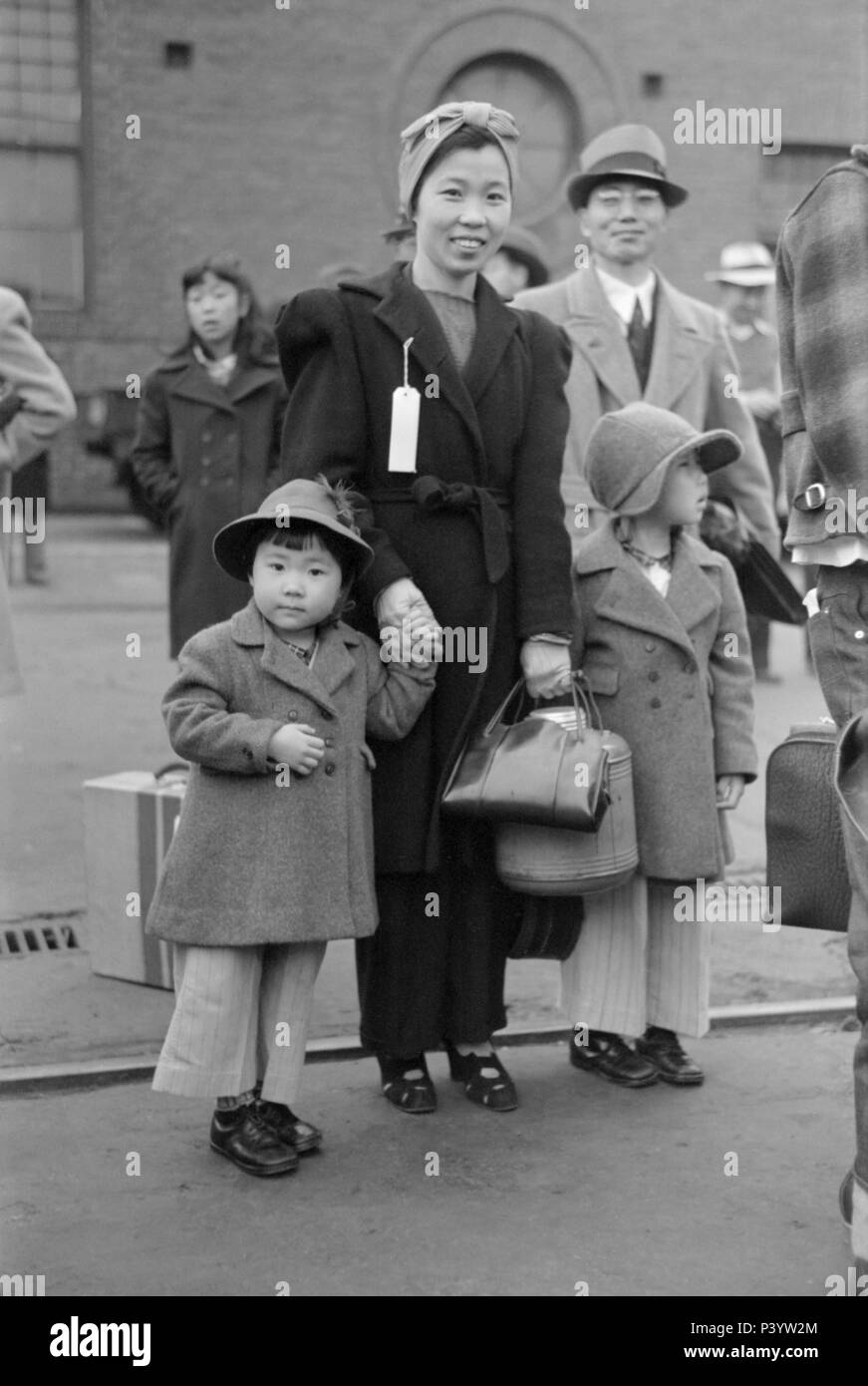 Mère et fille Japonais-américain en attente de train pour Owens Valley lors de l'évacuation des Américains d'origine à partir de la côte ouest les zones relevant de l'ordre d'urgence de la guerre de l'armée américaine, Los Angeles, Californie, USA, Russell Lee, Office of War Information, Avril 1942 Banque D'Images