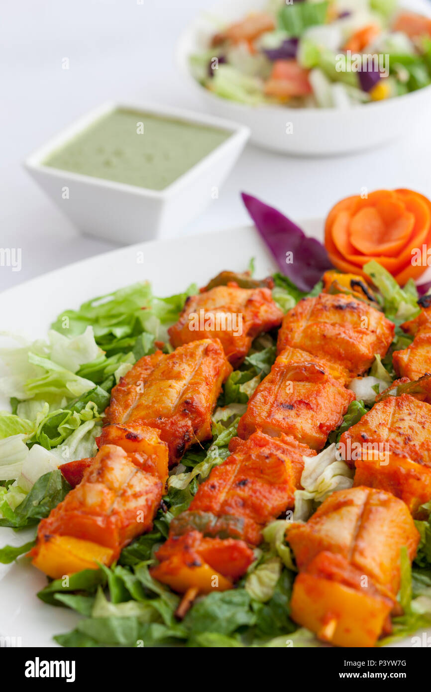 Poulet tikka, non-indien plat végétarien avec légumes grillés Banque D'Images