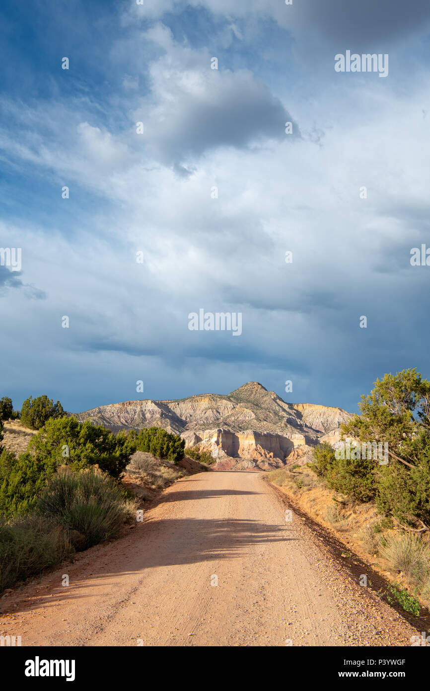 Route de terre menant vers Ghost ranch près de Abiquiu, Nouveau Mexique Banque D'Images