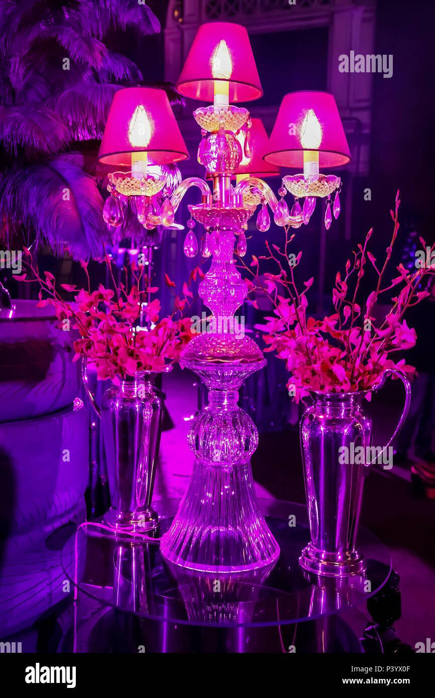 Décor rose et pourpre avec des bougies et lampes pour l'événement d'entreprise ou d'un dîner de gala Banque D'Images