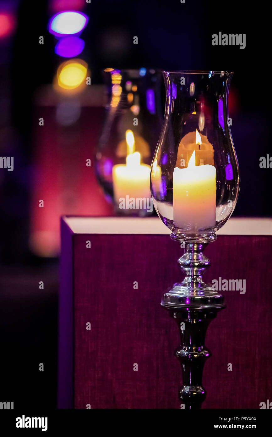 Décor rose et pourpre avec des bougies et lampes pour l'événement d'entreprise ou d'un dîner de gala Banque D'Images