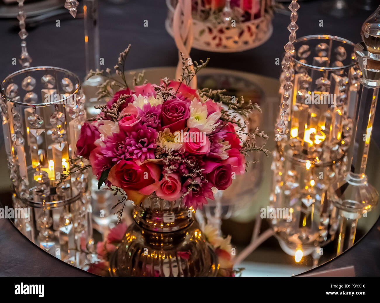Décor rose et pourpre avec des bougies et lampes pour l'événement d'entreprise ou d'un dîner de gala Banque D'Images