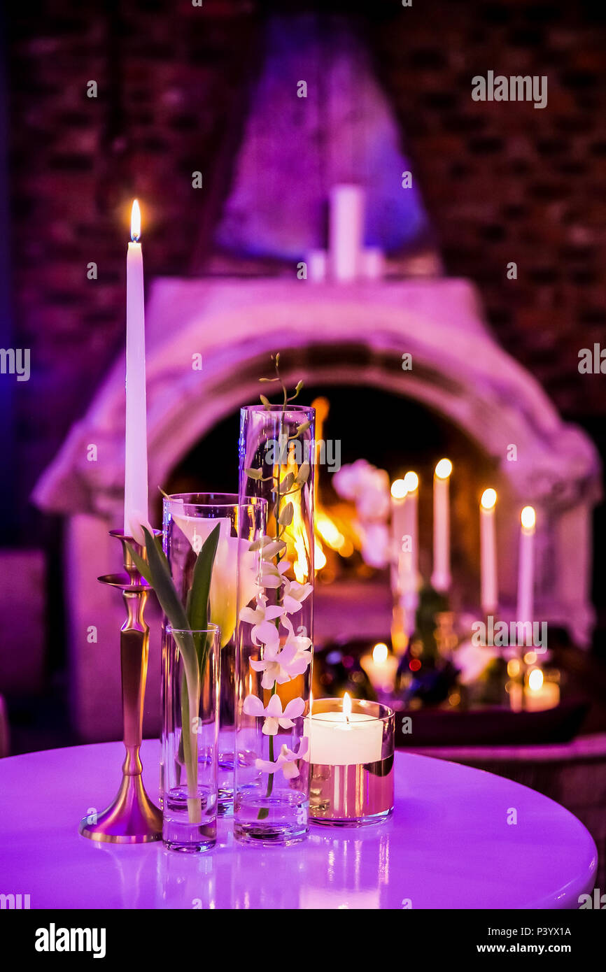 Décor rose et pourpre avec des bougies et lampes pour l'événement d'entreprise ou d'un dîner de gala Banque D'Images