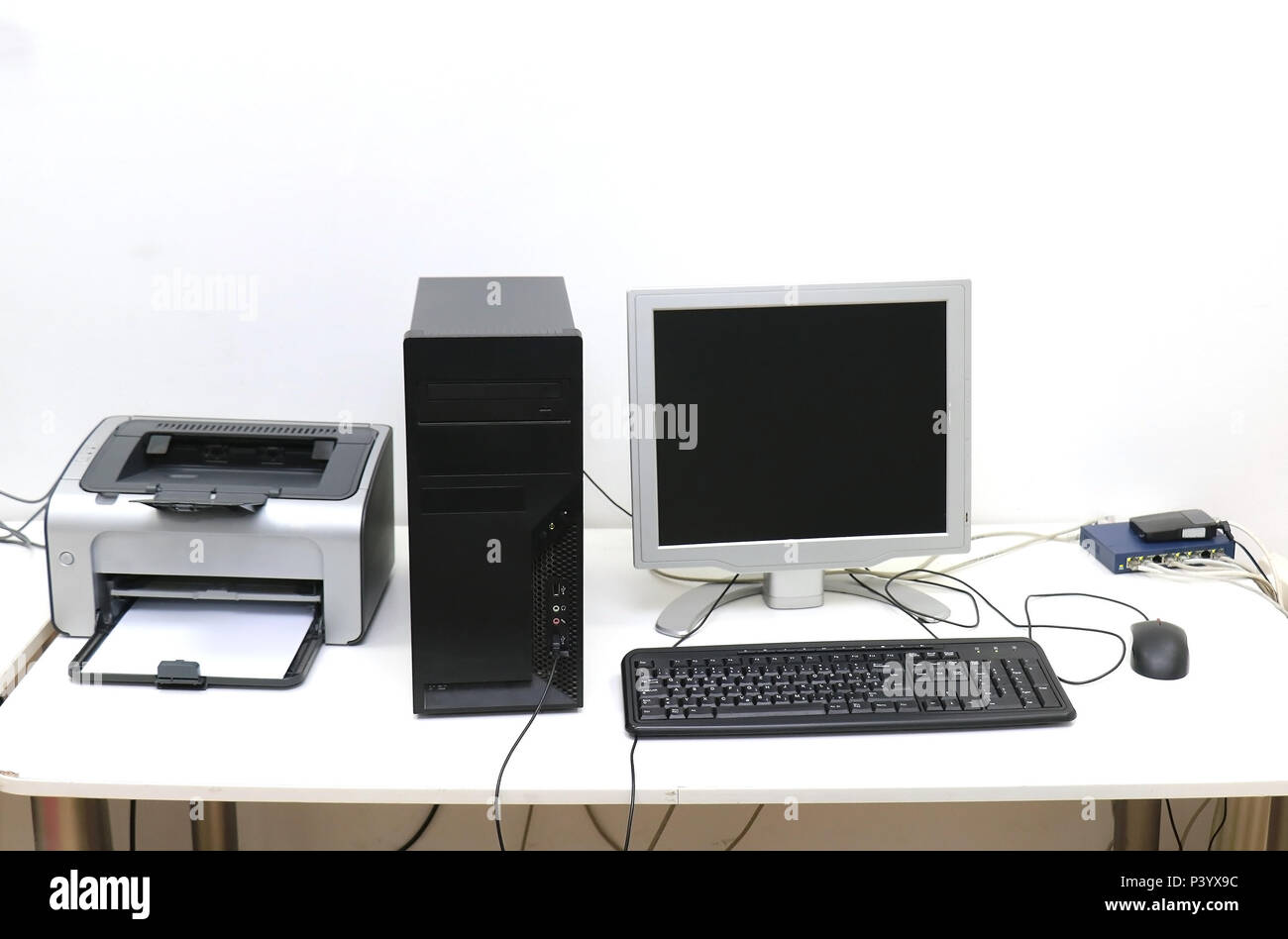 Ordinateur de bureau avec écran et clavier Souris Imprimante sur 24 Photo  Stock - Alamy