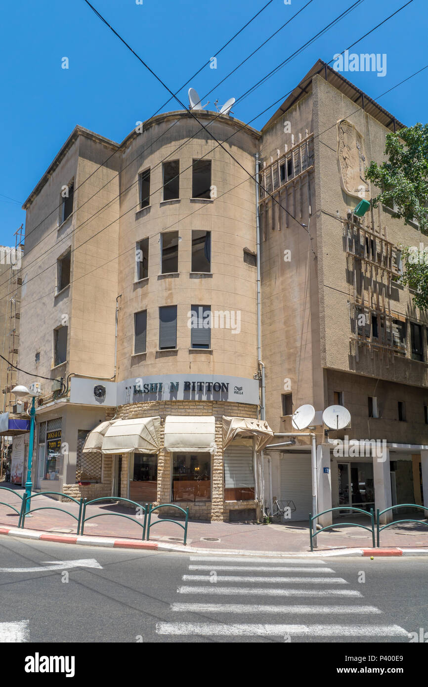 Haïfa, Israël - 09 juin 2018 : immeuble ancien, partiellement abandonné, dans quartier Hadar HaCarmel, Haïfa, Israël Banque D'Images