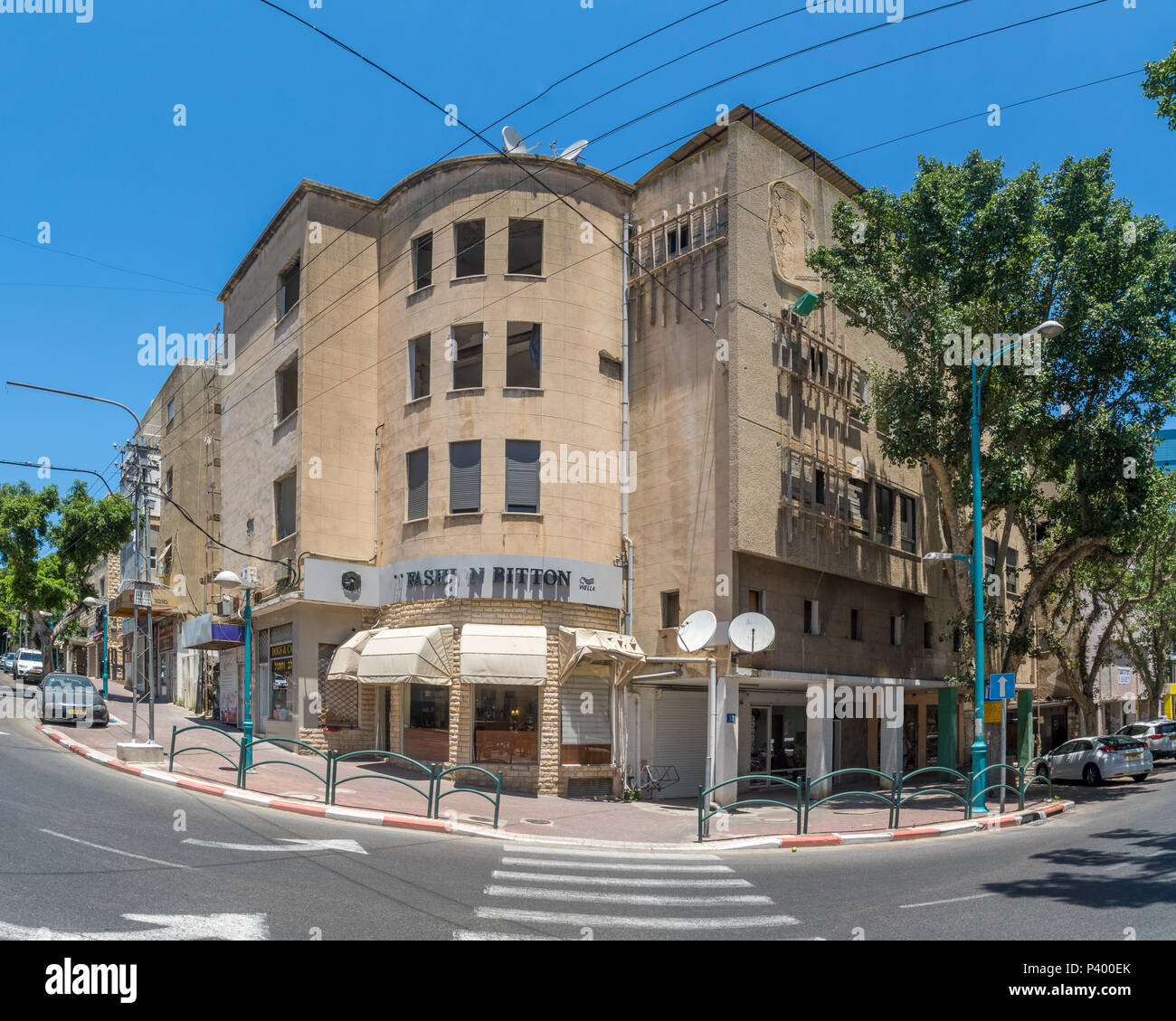 Haïfa, Israël - 09 juin 2018 : immeuble ancien, partiellement abandonné, dans quartier Hadar HaCarmel, Haïfa, Israël Banque D'Images