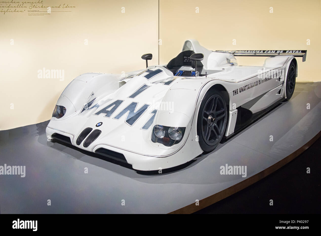 MUNICH, ALLEMAGNE LE 4 AVRIL, 2017 : 1999 BMW V12 LMR (Drivers : Martini, Dalmas, Winkelhock) dans le musée BMW. Banque D'Images