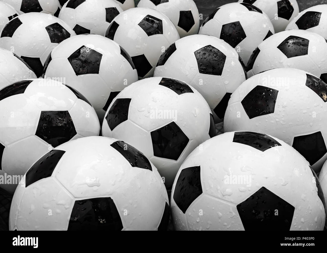 De nombreux ballons de foot noir et blanc arrière-plan. Balles de football dans une eau Banque D'Images