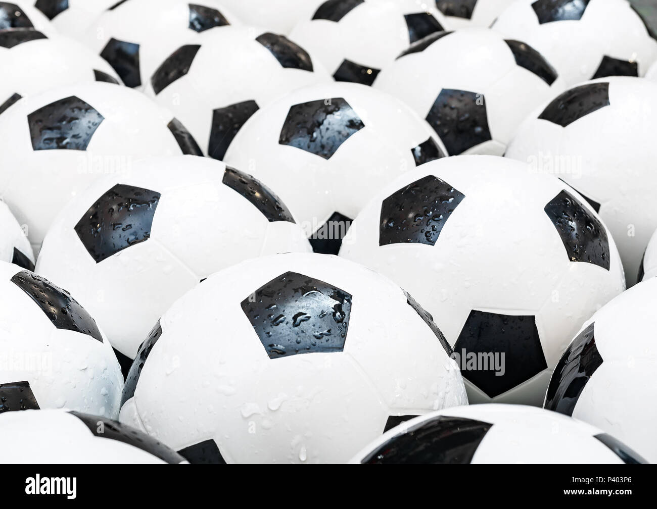 De Nombreux Ballons De Foot Noir Et Blanc Arriere Plan Balles De Football Dans Une Eau Photo Stock Alamy