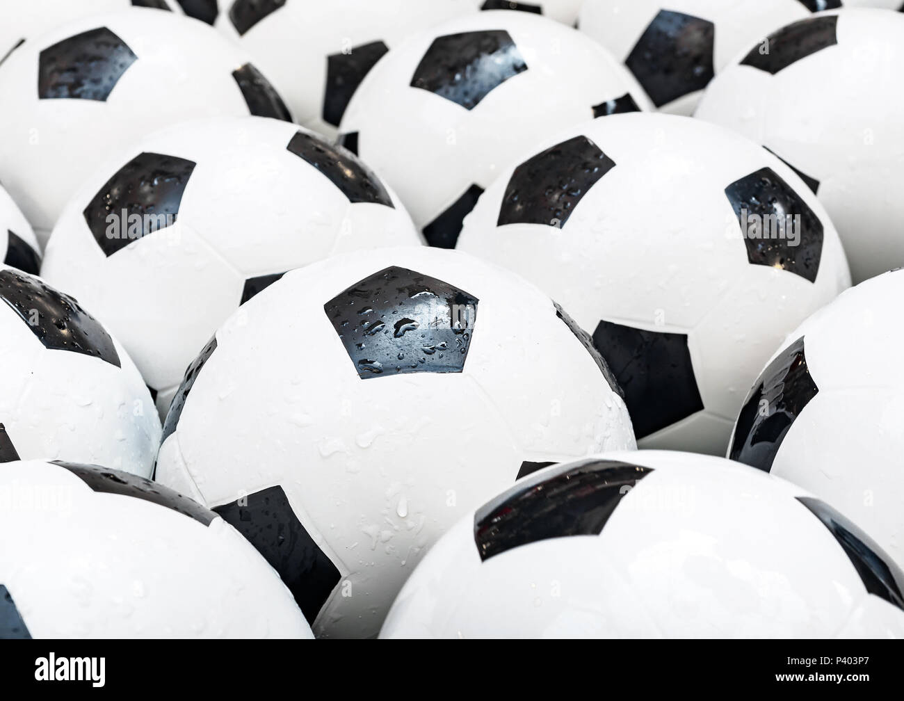 De nombreux ballons de foot noir et blanc arrière-plan. Balles de football dans une eau Banque D'Images