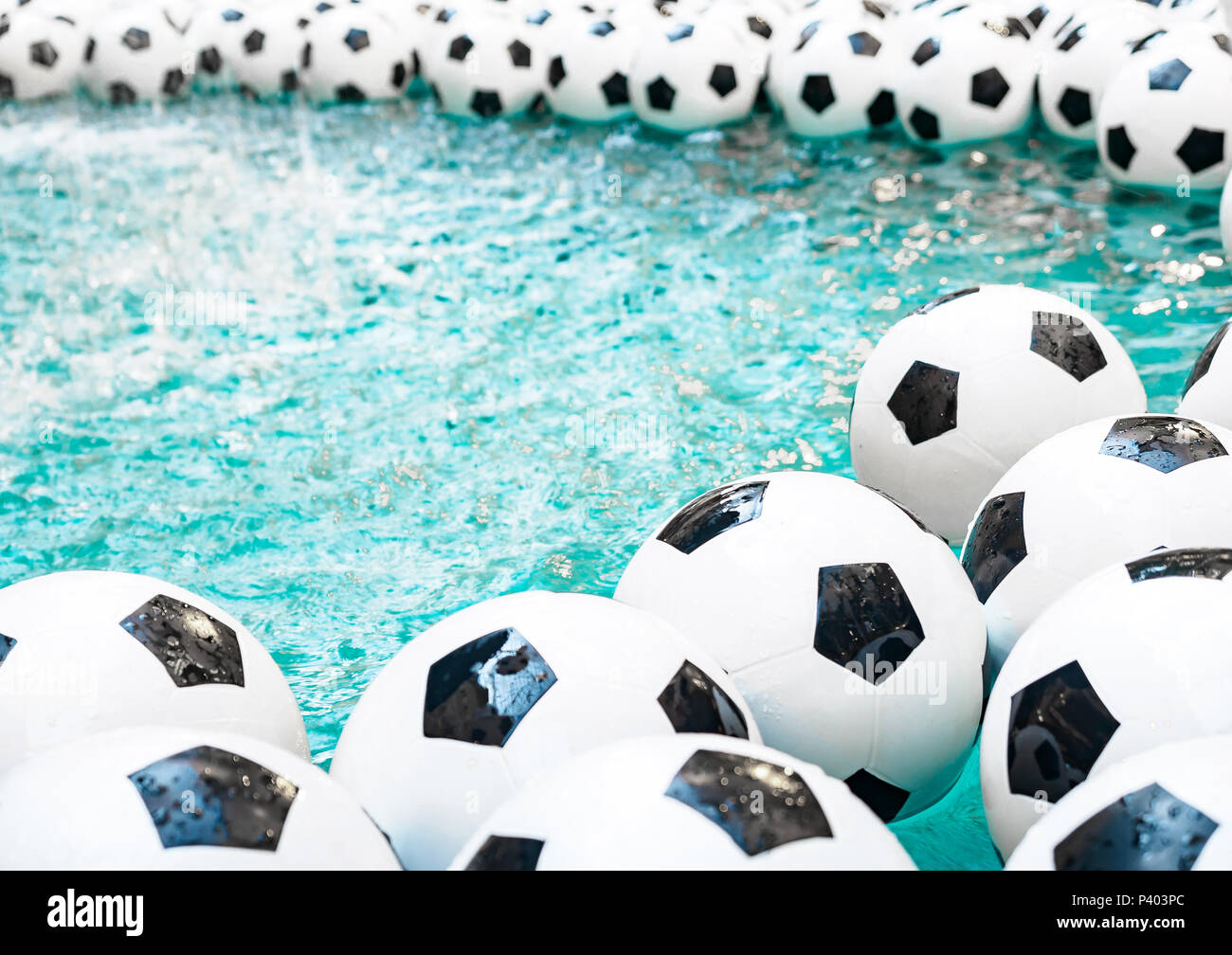 De nombreux ballons de foot noir et blanc arrière-plan. Balles de football dans une eau Banque D'Images