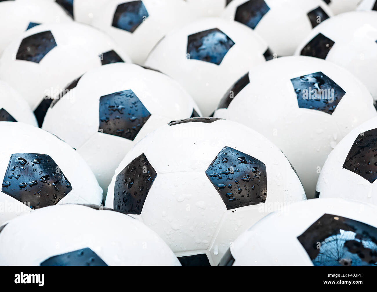 De nombreux ballons de foot noir et blanc arrière-plan. Balles de football dans une eau Banque D'Images
