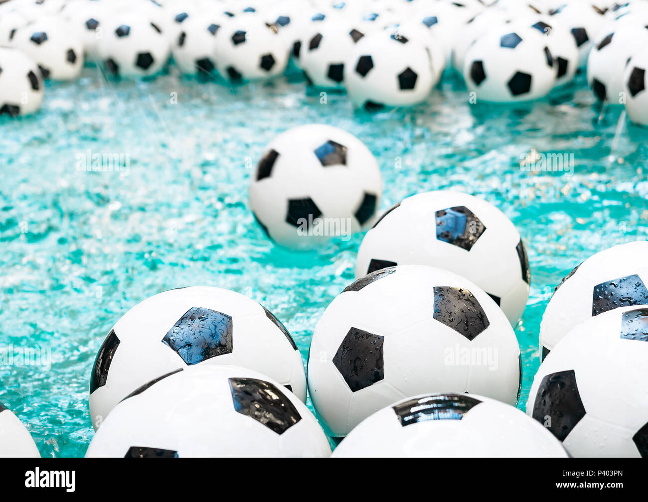 De nombreux ballons de foot noir et blanc arrière-plan. Balles de football dans une eau Banque D'Images