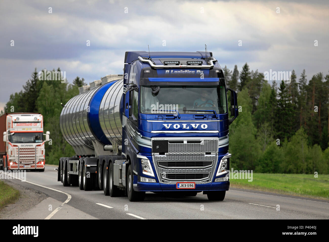 Volvo FH bleu tanker de logistique n'autoroute entre la circulation des camions sur l'apparence d'un après-midi d'été à Uurainen, Finlande - le 15 juin 2018. Banque D'Images