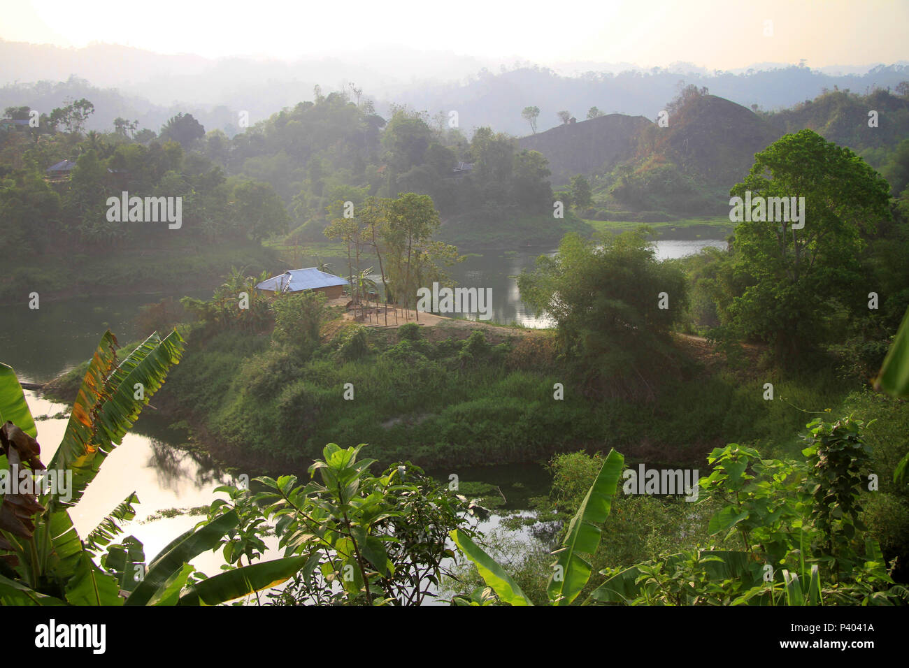 Beau le lac de Kaptai à Rangamati, au Bangladesh. Le lac de Kaptai est le plus grand lac artificiel au Bangladesh, et de tourisme. Banque D'Images