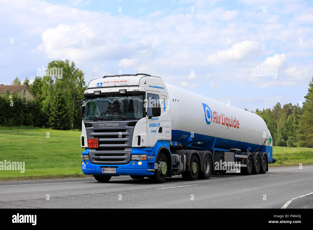 Scania R480 blanc pétrolier Pikalinja semi de Niemi Oy pour Air Liquide transporte l'oxygène liquide sur la route en été. Uurainen, Finlande - le 15 juin 2018. Banque D'Images