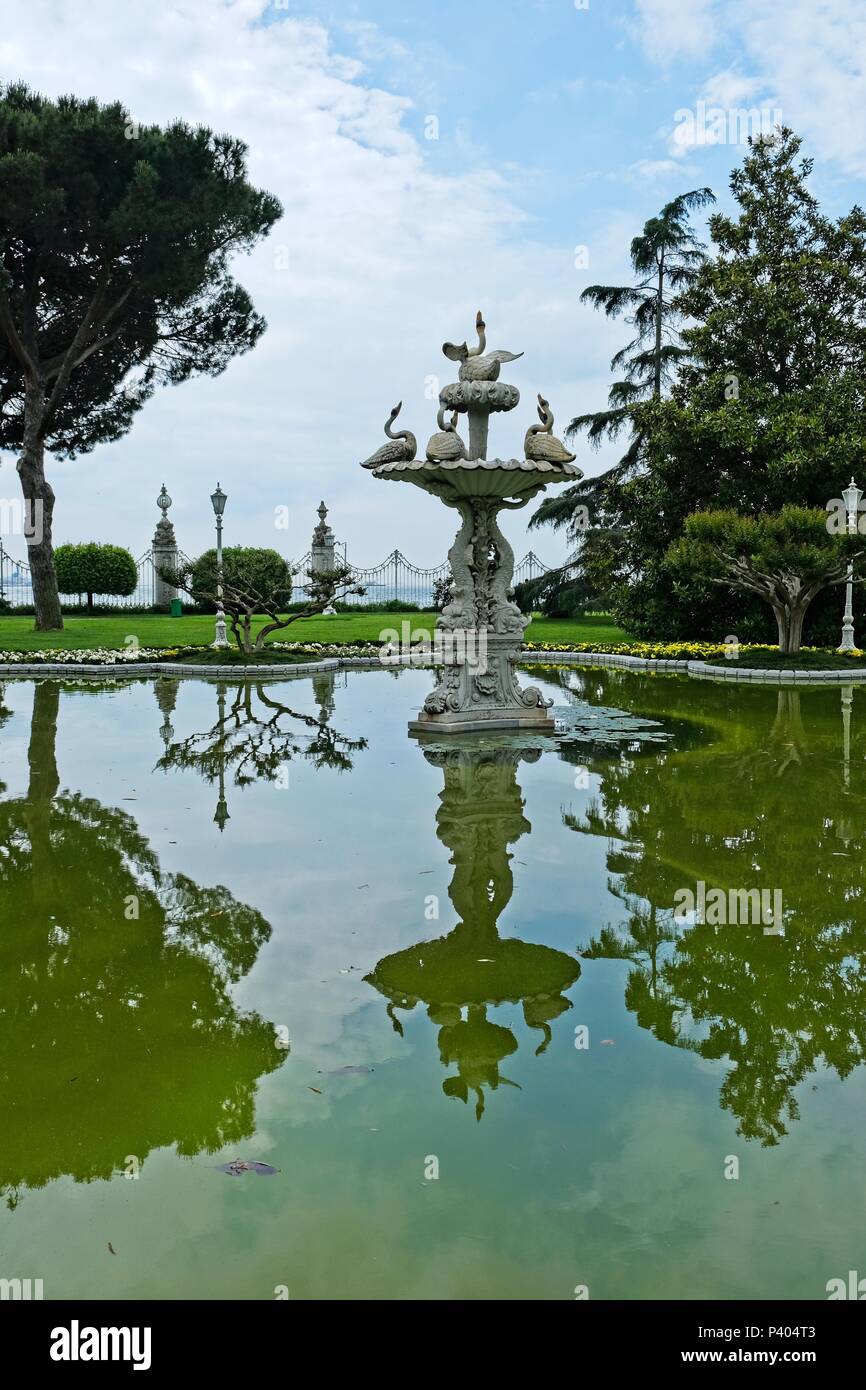 ISTANBUL, TURQUIE - 29 MAI : Fontaine en raison de l'Dolmabache Palais et le Musée d'Istanbul Turquie le 29 mai, 2018 Banque D'Images