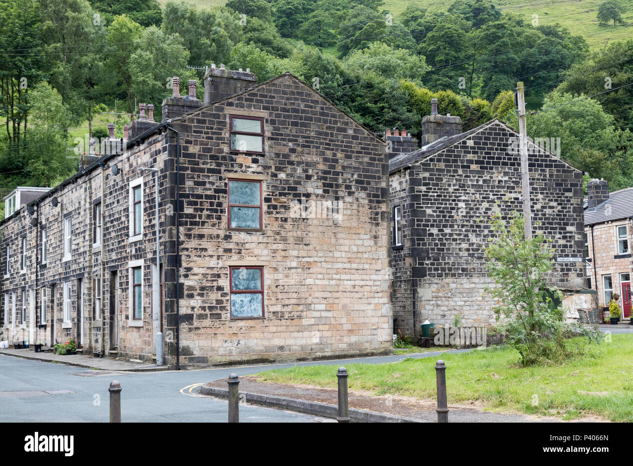 Logement en terrasses traditionnelles dans la vallée de Calder dans le West Yorkshire près de Todmorden Banque D'Images