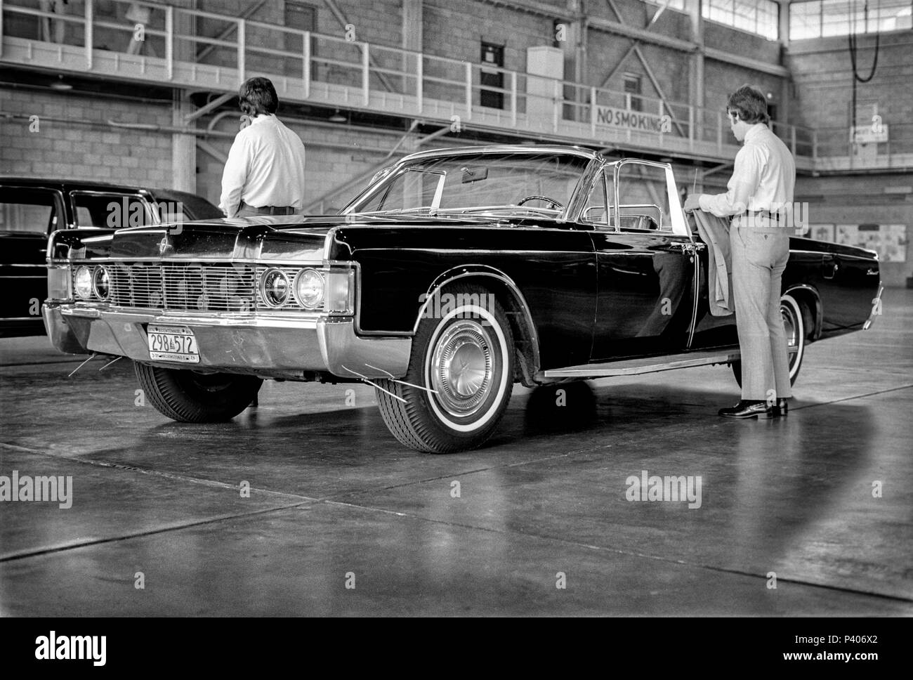 FORT SMITH, AR, USA - 10 août 1975 -- United States Secret Service agents veillent sur la Honda Accord limosine et Lincoln chase voiture dans un hangar d'avions militaires sécurisé alors que le président Gerald R. Ford tours un nouveau centre d'accueil des réfugiés vietnamiens à Fort Chaffee, AR. Banque D'Images