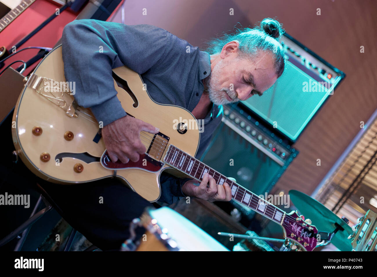 Agde, France. 15 juin 2018. Michel Littee à la guitare Tres du groupe Ti Moun Ka joué se produit en concert à Agde, France Banque D'Images
