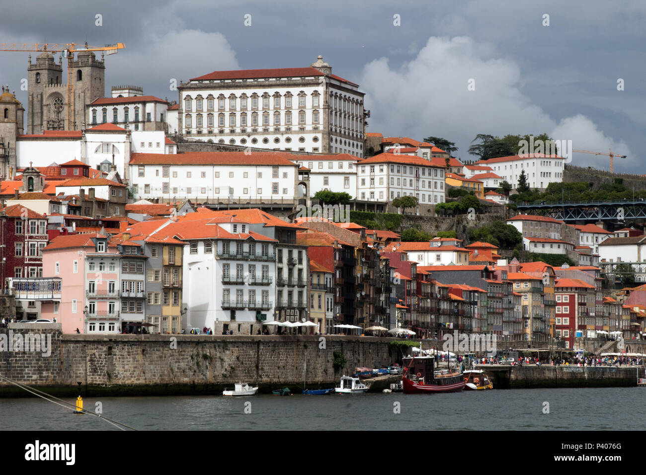 Terrasses de café le long du bord de la rivière Douro, Porto Portugal Banque D'Images