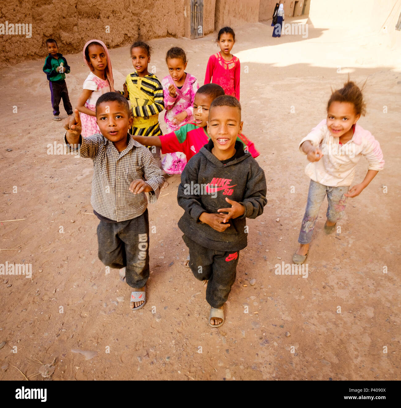 Les enfants dans un petit village au sud du Maroc près de Mhamid Banque D'Images