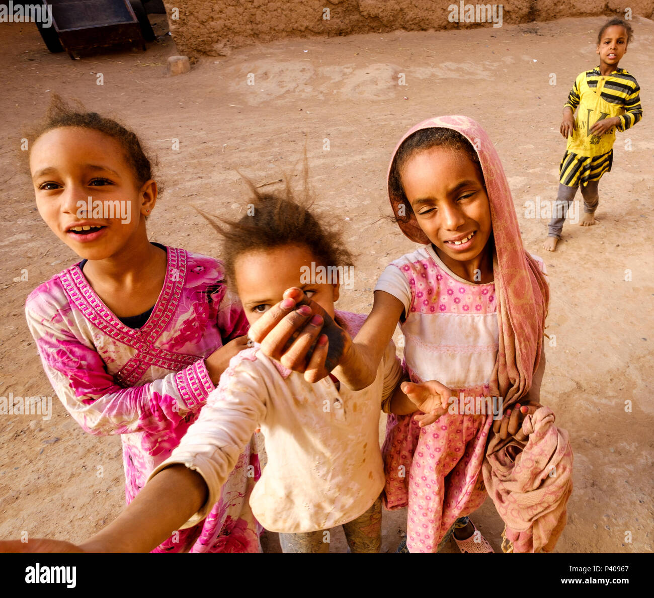 Les enfants dans un petit village au sud du Maroc près de Mhamid Banque D'Images