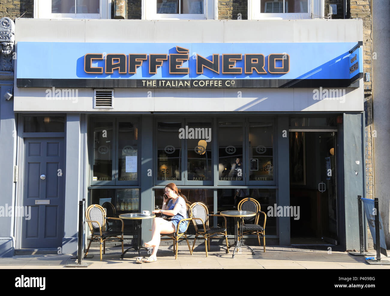 Branche de la chaîne du café Caffe Nero, à Camden, au nord de Londres, UK Banque D'Images