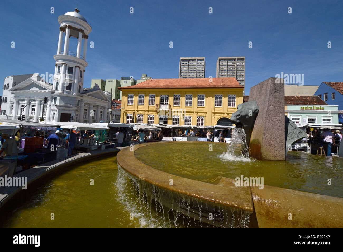 Fonte da Memória na Praça Garibaldi - obra de Ricardo Tod em granito e bronze - centro histórico. Ao fundo Casa da Leitura Dario Vellozo e un Igreja Presbiteriana esquerda Independente, em Curitiba - PR. Banque D'Images