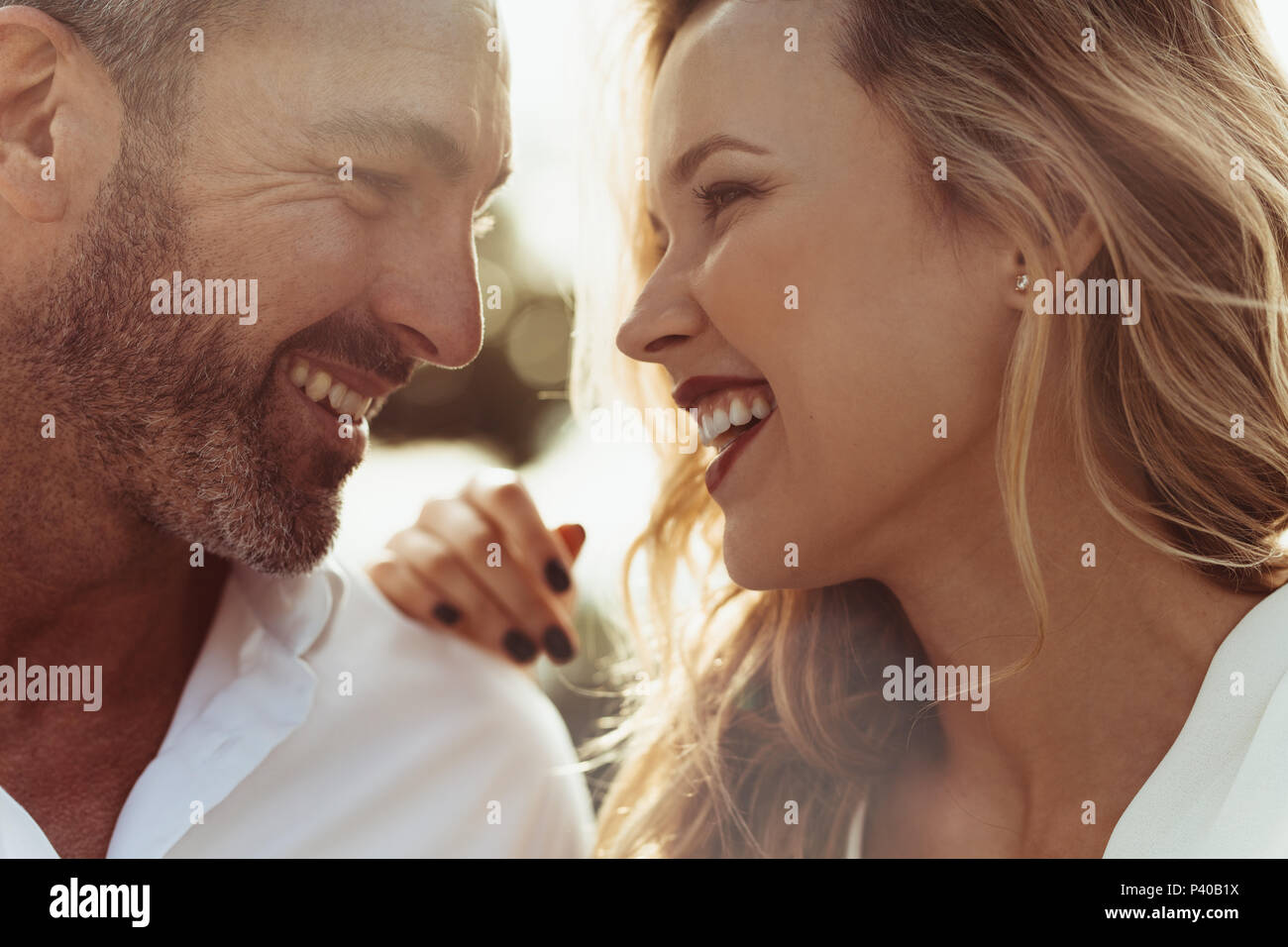 Close up of l'homme et de la femme à l'extérieur. Couple Romantique ensemble à l'un l'autre et souriant. Banque D'Images
