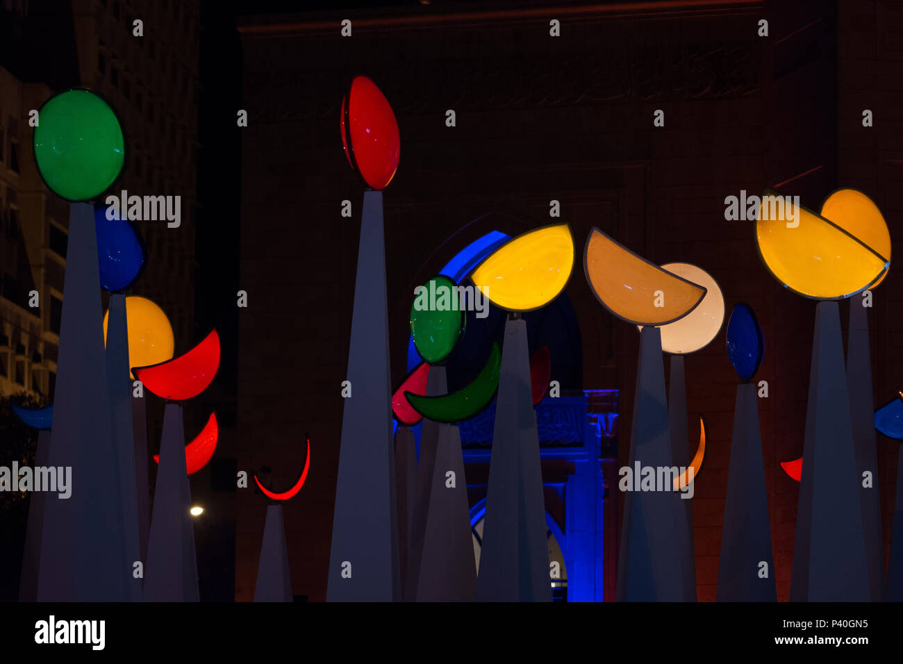 Photo de nuit de allumé en croissant de lune islamique décorations pour le Ramadan à Beyrouth (Liban) Banque D'Images