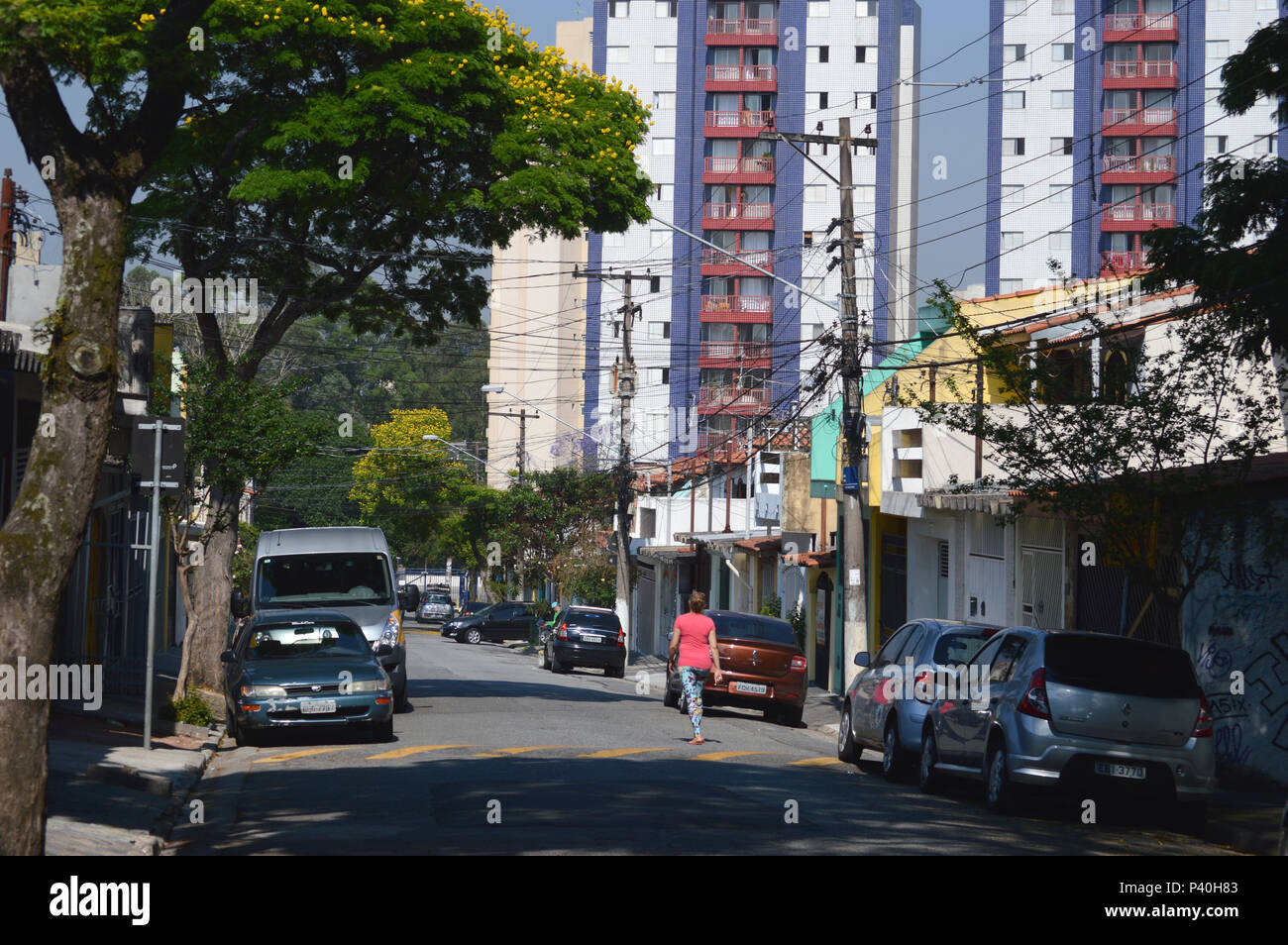 Residencial Rua com prédios sobrados, casas e de classe média no Bairro do Butantã, Zona oeste. Banque D'Images