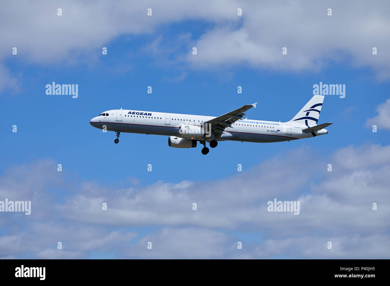 Aegean Airlines un avion Airbus A321-231, numéro d'immatriculation SX-DVP, approche d'un atterrissage. Banque D'Images