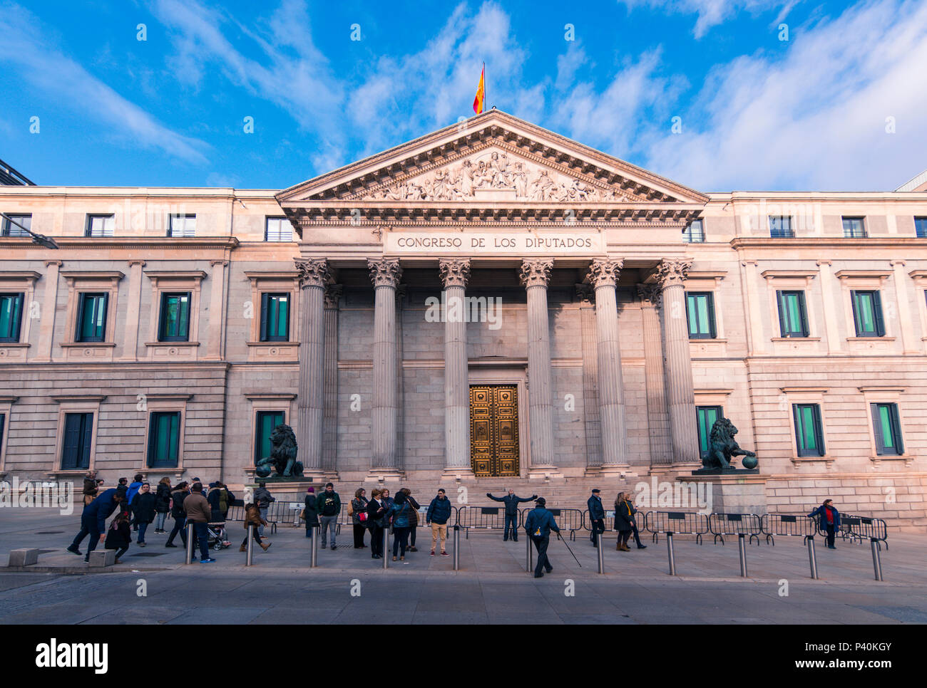 Groupe d'prendre des photos devant le Parlement espagnol. Banque D'Images