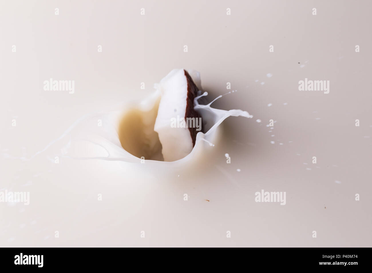 Coco la projection dans le lait de coco Banque D'Images