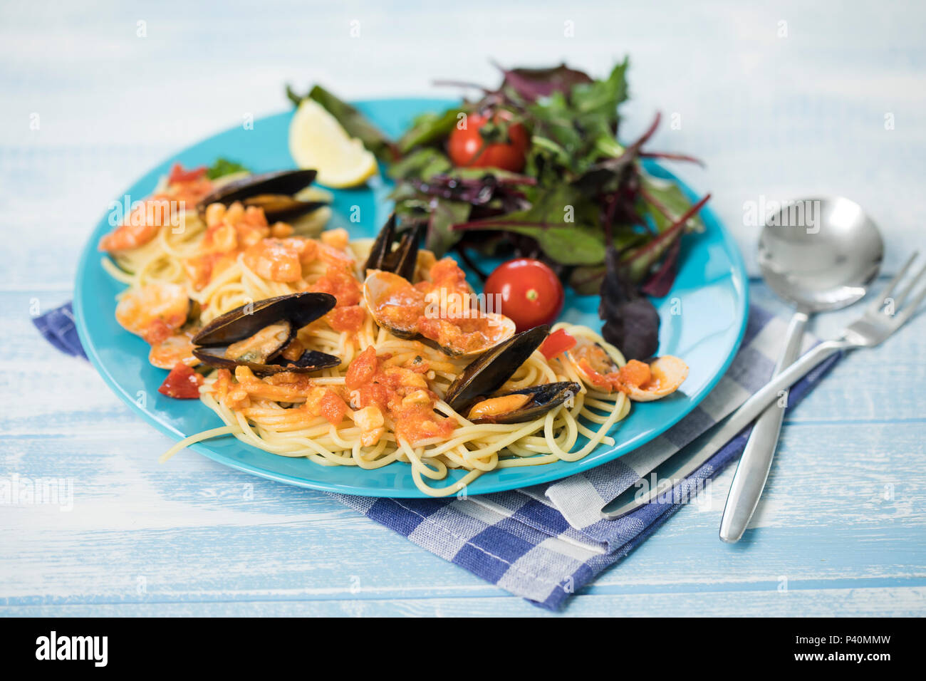 Spaghetti Frutti di Mare, frischer Blattspinat Banque D'Images