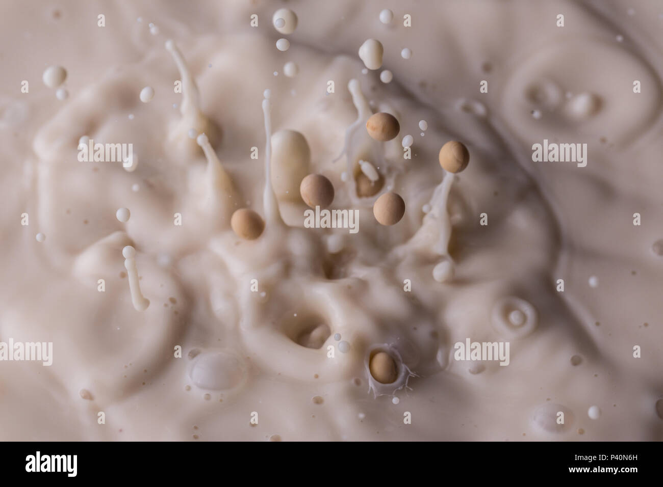 Soja Les projections dans le lait de soya Banque D'Images