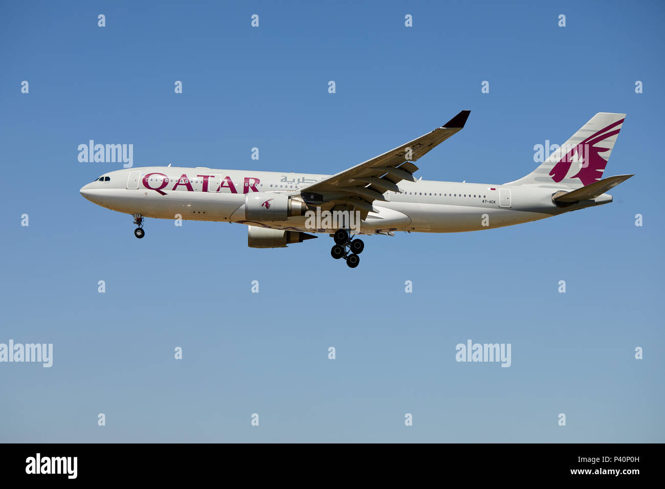 Un Qatar Airways Airbus A330-202 aircraft, numéro d'enregistrement A7-ACK, l'approche d'un atterrissage à l'aéroport de Heathrow, Londres. Banque D'Images