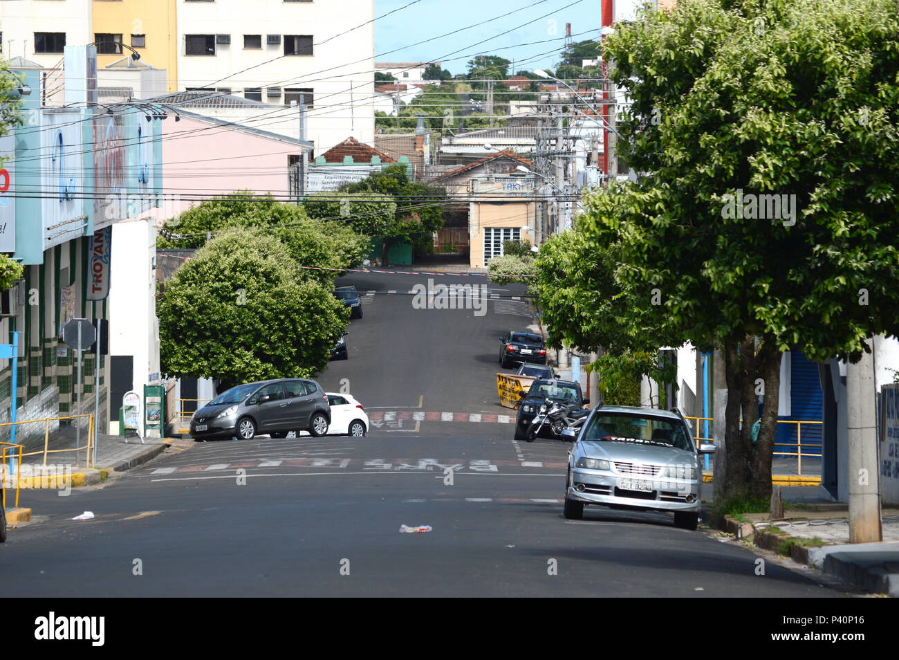 Cidade Do L Interieur Residencial Rua Arborizada Em Dracena Sp Banque D Images Photo Stock 209000322 Alamy
